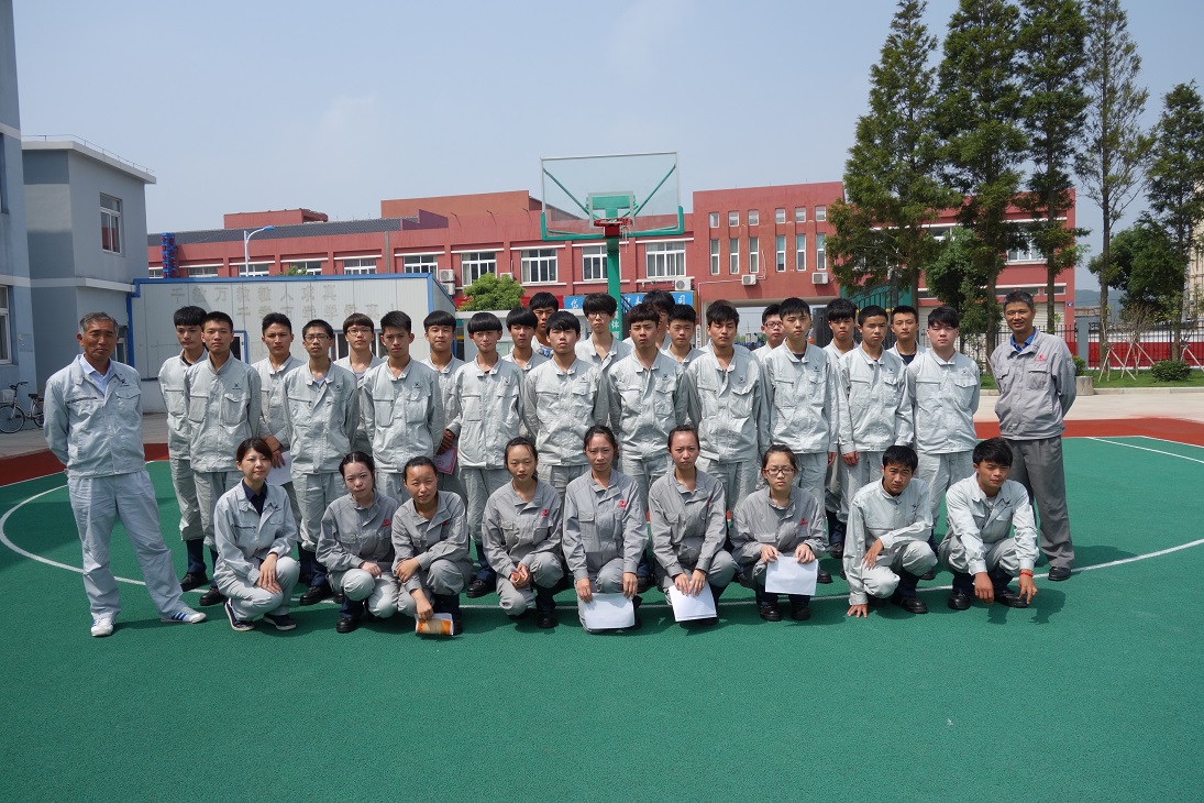 尊龙凯时官网造船海外集团公司的尊龙凯时官网集团（舟山）造船有限公司，给岱山县职业技术学校尊龙凯时官网分校12名优秀学生颁发尊龙凯时官网奖学金